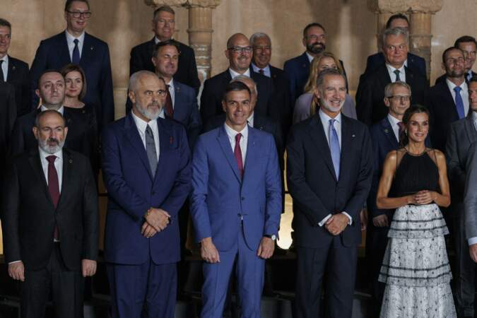 Le roi Felipe VI et la reine Letízia, président la photo de famille avant le dîner officiel du IIIe Sommet de la Communauté politique européenne (CPE) à l'Alhambra.