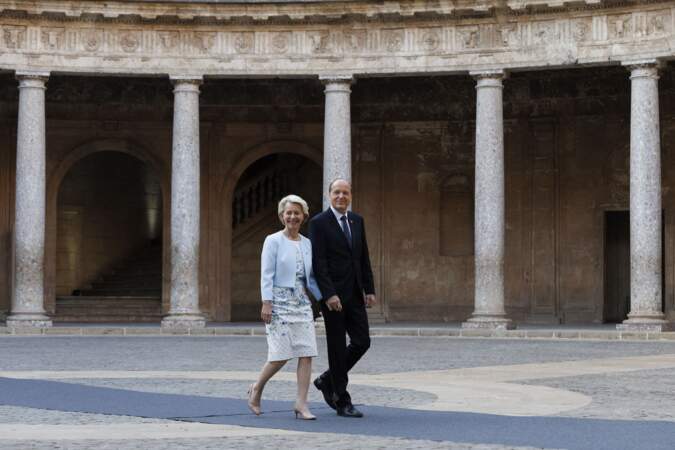 La présidente de la Commission européenne, Ursula von der Leyen, accompagnée de son conjoint, à son arrivée.
