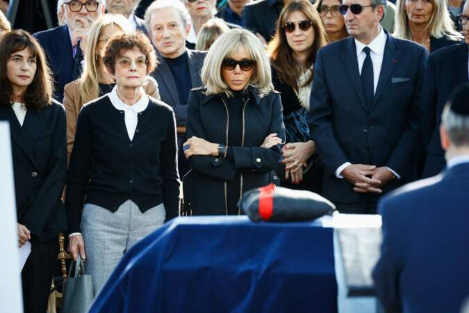 Nicole Avril, la femme de Jean-Pierre Elkabbach, et Brigitte Macron lors des obsèques de Jean-Pierre Elkabbach à Paris ce 6 octobre 2023. 