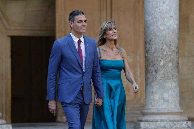 Le président du gouvernement espagnol, Pedro Sánchez, avec son épouse, Begoña Gómez, à son arrivée au palais Carlos V.