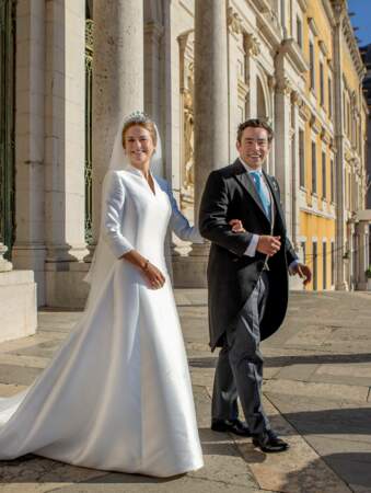 Une fois la cérémonie terminée, les nouveaux mariés quittent la basilique