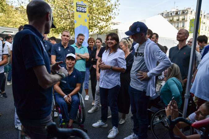 La maire de Paris Anne Hidalgo visite les activités de la Journée Paralympique, à côté du président de Paris 2024 Tony Estanguet à la veille du lancement de la billetterie pour les Jeux Paralympiques, à Paris, France, le 8 octobre 2023. 