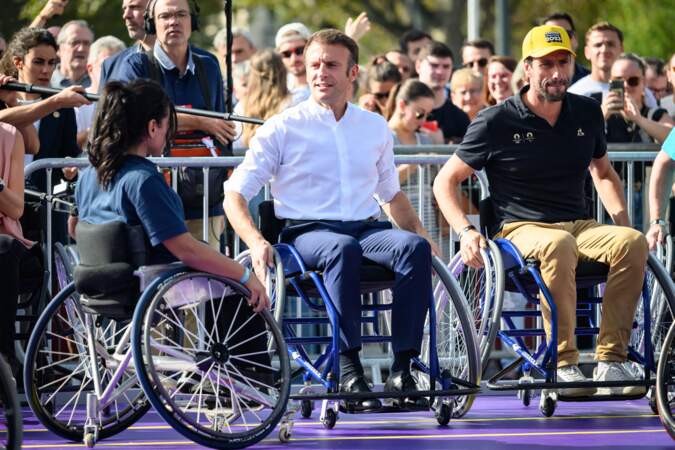 Le président Emmanuel Macron, Tony Estanguet lors de la journée paralympique place de la République, à Paris, le 8 octobre 2023. 