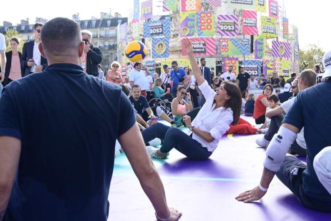La maire de Paris Anne Hidalgo essaie le volley, mais assise par terre, pour la 2ème édition de la journée paralympique.