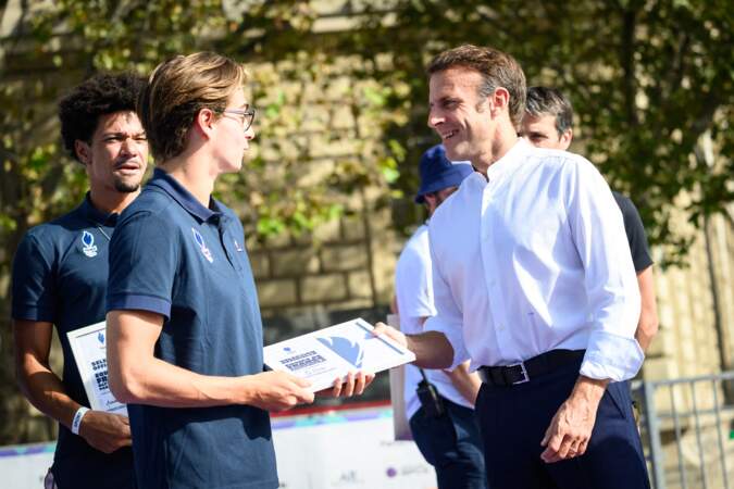 Le président Emmanuel Macron avec Ugo Didier sélectionné pour les JO 2024 lors de la journée paralympique place de la République, à Paris, le 8 octobre 2023.