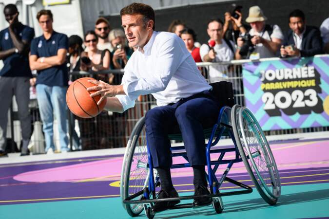 Le président Emmanuel Macron lors de la journée paralympique place de la République, à Paris, le 8 octobre 2023. 