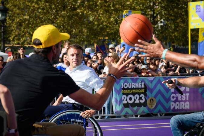 Emmanuel Macron participe à un match de Basket-fauteuil, lors de la journée paralympique 2023, à Paris le 8 octobre 2023.