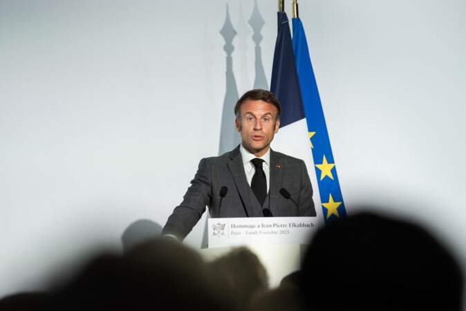 Le président de la République française Emmanuel Macron lit son discours lors de la cérémonie d'hommage à Jean-Pierre Elkabbach au siège de France Télévisions à Paris