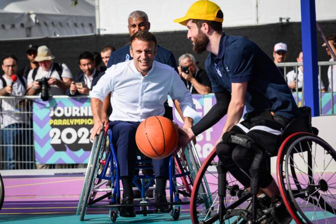 Emmanuel Macron participe à un match de Basket-fauteuil, lors de la journée paralympique 2023 à Paris le 8 octobre 2023.
