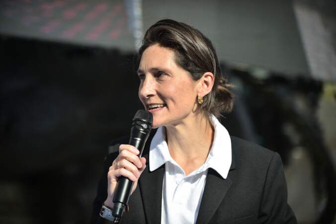 La ministre française des Sports Amélie Oudea-Castera s'adresse au public lors de la Journée paralympique, à la veille du lancement de la billetterie pour les Jeux paralympiques, place de la République à Paris, France, le 8 octobre 2023.