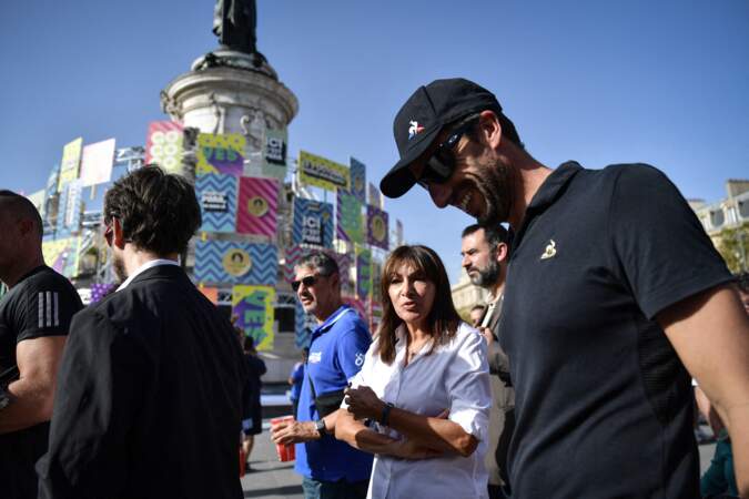 La maire de Paris Anne Hidalgo visite les activités de la Journée Paralympique, à côté du président de Paris 2024 Tony Estanguet à la veille du lancement de la billetterie pour les Jeux Paralympiques, à Paris, France, le 8 octobre 2023.