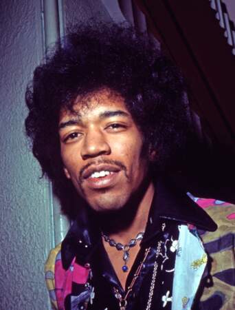 Jimi Hendrix consommait toutes sortes de drogues et buvait beaucoup d'alcool. 
