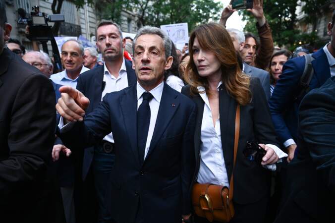 Le 9 octobre 2023, un rassemblement de soutien à Israël a eu lieu Place du Trocadéro à Paris.
Nicolas Sarkozy et Carla Bruni étaient présents.