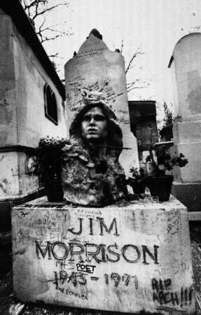 Jim Morrison, chanteur du groupe psychédélique The Doors et poète, est lui aussi mort à 27 ans.