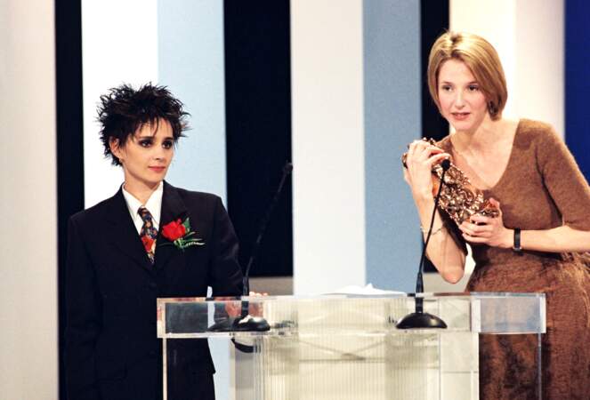 En 1996, elle remporte l'Ours d'Argent de la meilleure actrice pour le film Mon homme. Elle a 33 ans