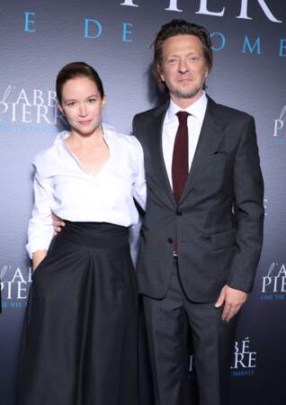 Le film réalisé par Frédéric Tellier, sortira le 8 novembre 2023 au cinéma.
Sur cette photo, il prend la pose au côté de Chloé Stefani, l'interprète de Marlène.