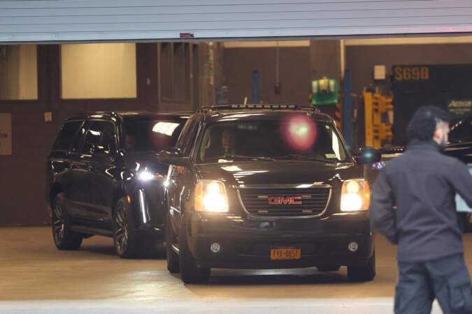Meghan Markle et le prince Harry quittent un bâtiment en SUV à New York