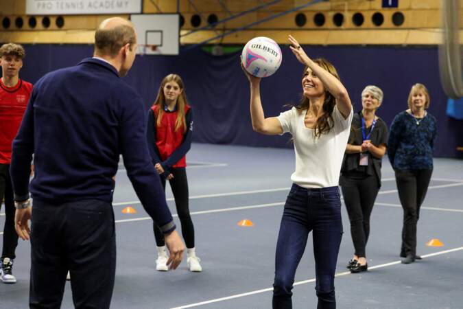 Journée mondiale de la santé mentale : le prince et la princesse de Galles jouent au netball.