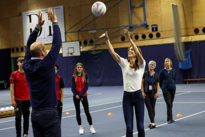 Journée mondiale de la santé mentale : le Prince William et la Princesse Kate Middleton jouent au netball.