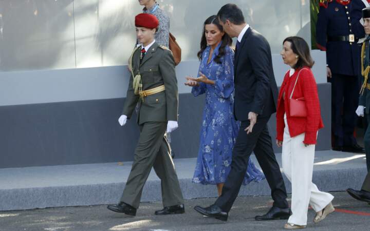 La reine d'Espagne Letizia, la princesse Leonor de Borbon et Pedro Sanchez assistent à un défilé militaire lors du Dia de la Hispanidad, la fête nationale espagnole, à Madrid, le jeudi 12 octobre 2023.
