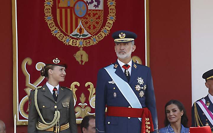 Le roi Felipe VI, la reine Letizia et la princesse Leonor de Borbon d'Espagne lors du défilé du 12 octobre, jour de la fête nationale, sur la Plaza de Canovas del Castillo, le 12 octobre 2023, à Madrid.