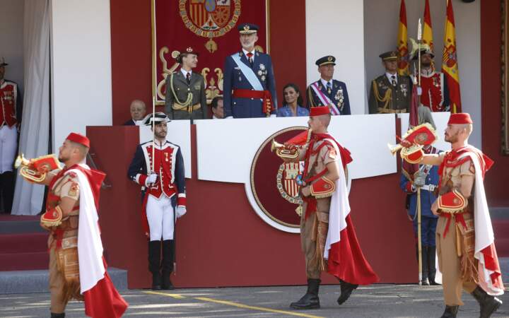 Le roi Felipe VI, la reine Letizia et la princesse Leonor de Borbon d'Espagne lors du défilé du 12 octobre, jour de la fête nationale, sur la Plaza de Canovas del Castillo, le 12 octobre 2023, à Madrid.