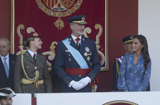 La princesse des Asturies, Leonor, le roi Felipe VI et la reine Letizia lors du défilé du jour de la fête nationale, sur la Plaza de Canovas del Castillo, le 12 octobre 2023, à Madrid en Espagne.