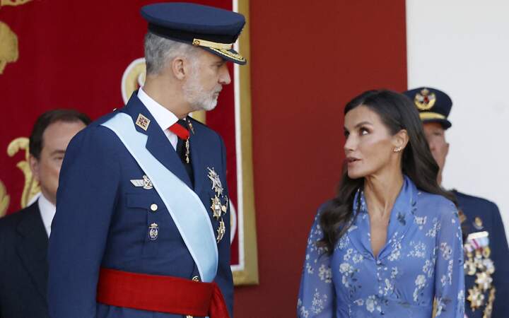 Le roi d'Espagne Felipe VI et la reine Letizia assistent à un défilé militaire lors du Dia de la Hispanidad, la fête nationale espagnole, à Madrid, le jeudi 12 octobre 2023. 