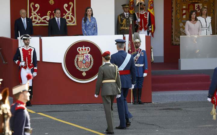 Le roi d'Espagne Felipe VI et Letizia Ortiz avec la princesse Leonor de Borbon assistent à un défilé militaire pendant le Dia de la Hispanidad, la fête nationale espagnole, à Madrid, le jeudi 12 octobre 2023.