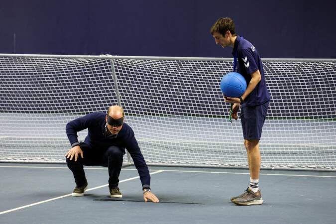 Journée mondiale de la santé mentale : le prince de Galles joue au goalball.