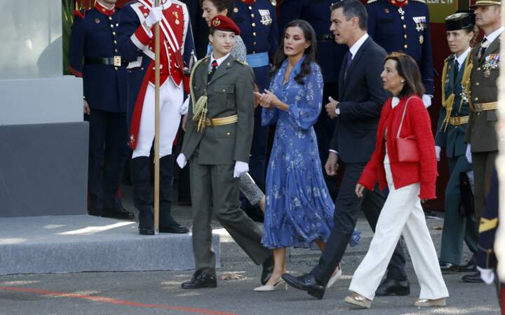 La reine d'Espagne Letizia, la princesse Leonor de Borbon, Pedro Sanchez et Margarita Robles assistent à un défilé militaire lors du Dia de la Hispanidad, la fête nationale espagnole, à Madrid, le jeudi 12 octobre 2023. 