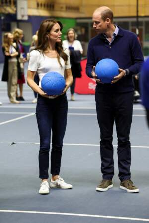 Journée mondiale de la santé mentale : le prince William et la princesse Kate Middleton jouent au netball.