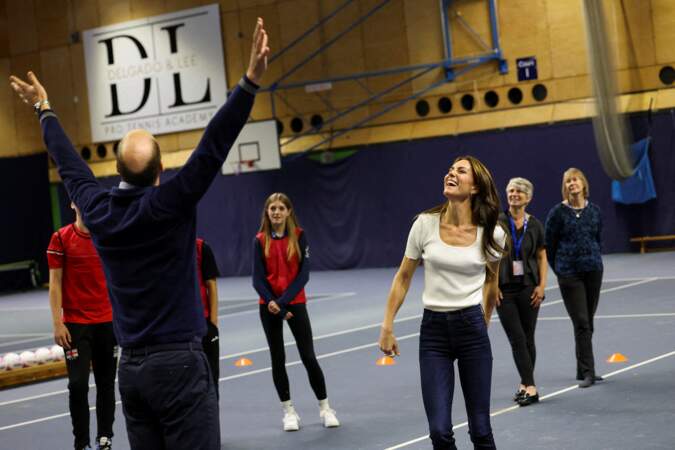 Journée mondiale de la santé mentale : le Prince William et la Princesse Kate Middleton jouent au netball.