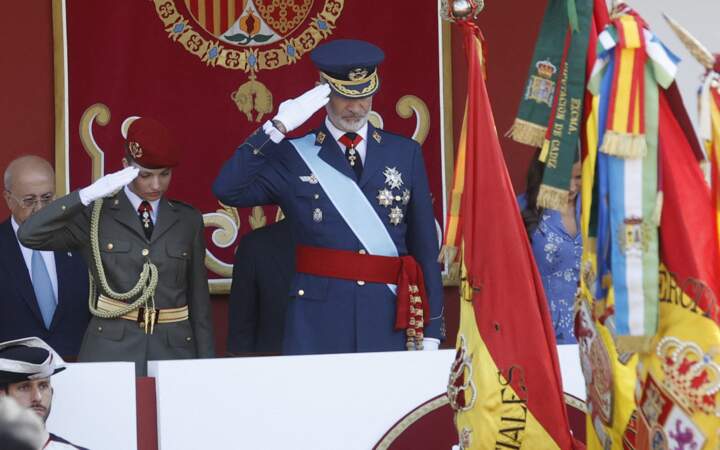 Le roi Felipe VI et la princesse Leonor de Borbon d'Espagne lors du défilé du 12 octobre, jour de la fête nationale, sur la Plaza de Canovas del Castillo, le 12 octobre 2023, à Madrid. 
