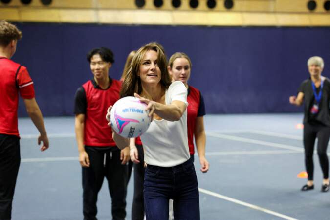 Journée mondiale de la santé mentale : la princesse Kate Middleton joue au netball.