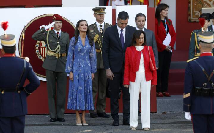 La reine d'Espagne Letizia et la princesse Leonor de Borbon assistent à un défilé militaire lors du Dia de la Hispanidad, la fête nationale espagnole, à Madrid, le jeudi 12 octobre 2023. 