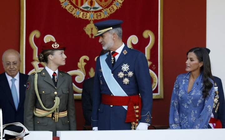 Le roi Felipe VI et la reine Letizia avec la princesse Leonor de Borbon assistent à un défilé militaire pendant le Dia de la Hispanidad, la fête nationale espagnole, à Madrid, le jeudi 12 octobre 2023. 