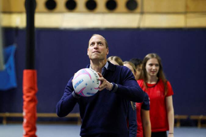 Journée mondiale de la santé mentale : le prince de Galles joue au netball.