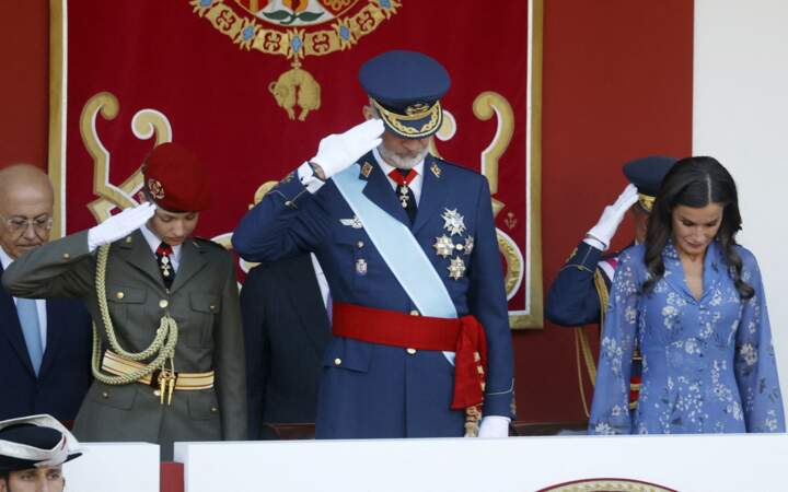 Le roi d'Espagne Felipe VI et Letizia avec la princesse Leonor de Borbon assistent à un défilé militaire pendant le Dia de la Hispanidad, la fête nationale espagnole, à Madrid, le jeudi 12 octobre 2023.