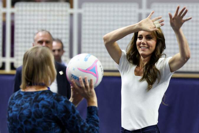 Journée mondiale de la santé mentale : la princesse Kate Middleton joue au netball.