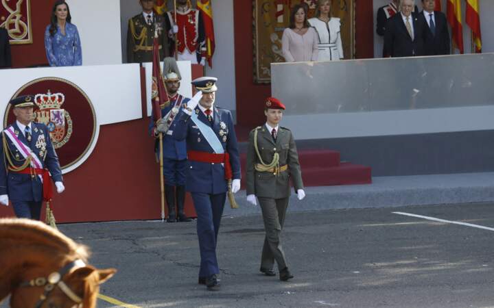 Le roi Felipe VI et la princesse Leonor de Borbon d'Espagne lors du défilé du 12 octobre, jour de la fête nationale, sur la Plaza de Canovas del Castillo, le 12 octobre 2023, à Madrid. 