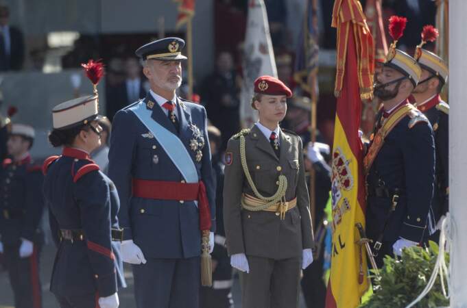 Les événements commencent par la levée du drapeau national et l'hommage à ceux qui ont donné leur vie pour l'Espagne, suivis par des défilés aériens et terrestres de différentes unités auxquels participent 4 177 militaires.