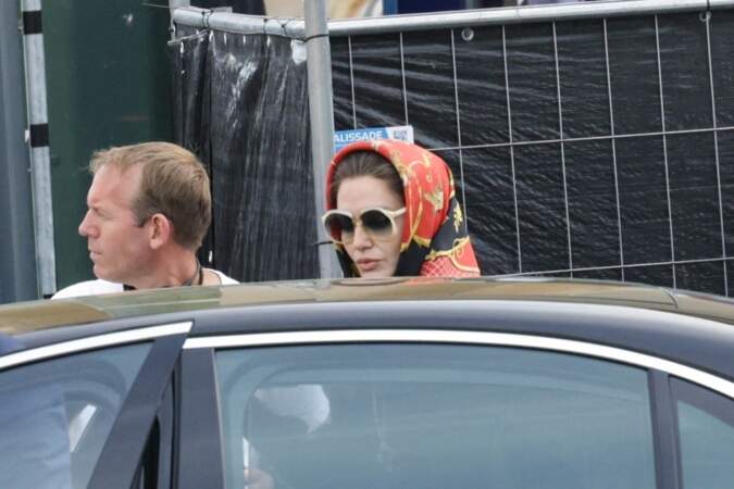 Angelina Jolie quitte le tournage de "Maria", dans lequel elle incarne Maria Callas, à Paris, le 11 octobre 2023.