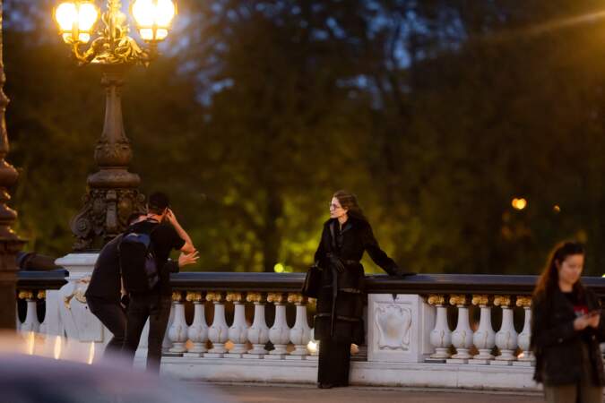 Angelina Jolie sur le tournage du biopic "Maria" sur la vie de Maria Callas, sur le pont Alexandre III à Paris, le 11 octobre 2023.