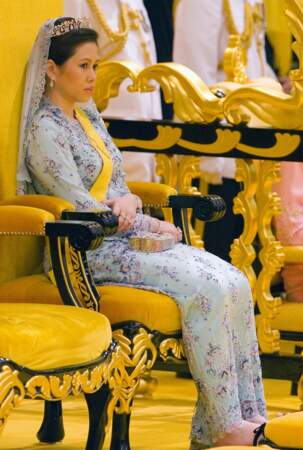 Azrinaz Mazhar Hakim est une autre des femmes du sultan. Ils ont été mariés de 2005 à 2010