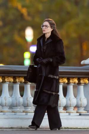 Angelina Jolie sur le tournage du biopic "Maria" sur la vie de Maria Callas sur le pont Alexandre III à Paris, le 11 octobre 2023.