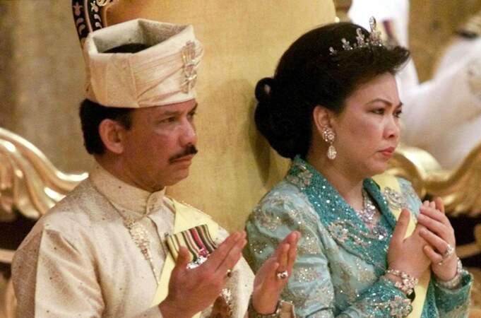 Ensemble, ils ont quatre enfants : le prince Haji Abdul Azim, la princesse Azemah Ni'matul, la princesse Fadzillah Lubabul et le prince Abdul Mateen