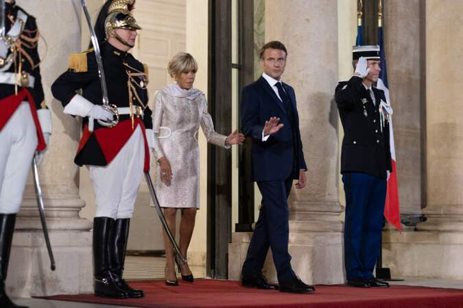 Emmanuel Macron et son épouse Brigitte Macron attendent l'arrivée du président et de la première dame de Mongolie pour un dîner d'État au palais de l'Élysée à Paris, le 12 octobre 2023.