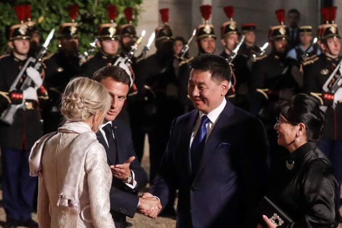 Emmanuel Macron et son épouse Brigitte Macron accueillent le président et la première dame de Mongolie pour un dîner d'État au palais de l'Élysée à Paris, le 12 octobre 2023.