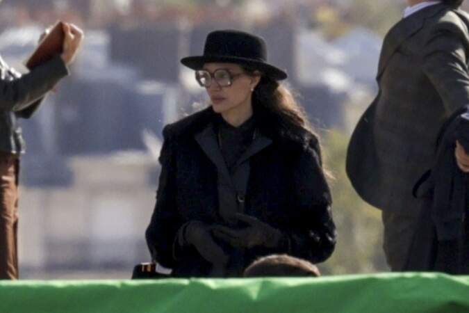 Angelina Jolie incarne Maria Callas lors du tournage du biopic "Maria" à Paris, le 11 octobre 2023. 